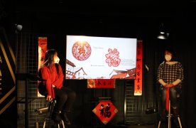 Imatge de dues noies xineses realitzant una presentació en l'escenari de l'Espai Jove Kesse de Tarragona