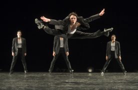 Imatge de la coreografia "Minus 16" d'Ohad Naharin. Fotògraf: Jordi Vidal