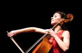 Mariona Camats tocant el violoncel