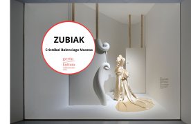 Escaparate de Balenciaga con un vestido blanco y el logo de zubiak encima