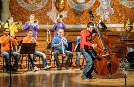 Músics de la Cobla Sant Jordi-Ciutat de Barcelona a l'escenari del Palau de la Música
