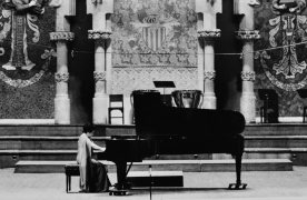 Alicia de Larrocha tocant el piano a l'escenari del Palau de la Música Catalana