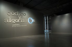 Fotografía de la primera sala de la exposición con el título Código y algoritmos escrito en grande.