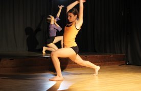 Imatge amb dos noies realitzant moviments de dansa contemporànea a l'Espai Jove Kesse