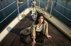 Fotografia de l'actriu protagonista, Bruna Cusí, a dalt del vaixell de Proactiva Open Arms