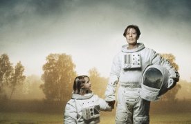 Fotografia promocional. Surt l'actriu Miriam Iscla vestida d'astronauta amb el casc a la mà, que li dóna la mà a una nena que també va vestit d'astronauta i que la mira