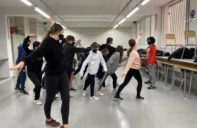 Grup d'alumnes ballant en una aula.