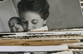 Fotografia antiga d'una dona amb un nadó