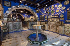 Sala del Brollador del Museu del Cau Ferrat amb les obres d'art i peces de la col·lecció de Santiago Rusiñol.