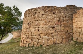 Primer pla d'una torre de la muralla de la ciutat ibèrica d'Ullastret