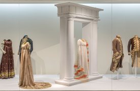Imagen que muestra los distintos trajes y vestidos que se encuentran en la vitrina "Un nuevo clasicismo", que aborda la indumentaria de comienzos del siglo XIX. Forma parte del recorrido de la visita por la exposición permanente del Museo.