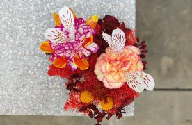 Arranjament floral fet hibridant diferents petals de flors