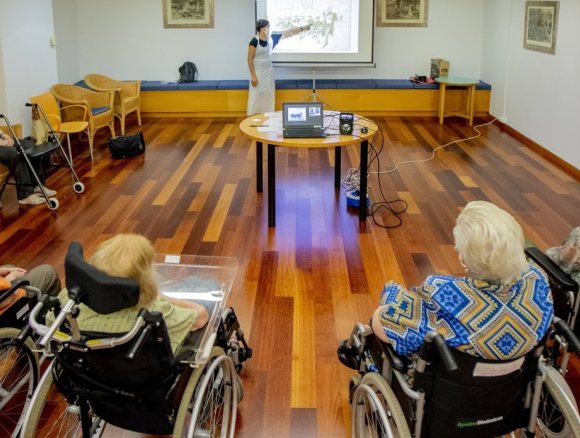 Un grupo de personas en una residencia