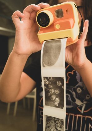 Persona amb càmera fotogràfica