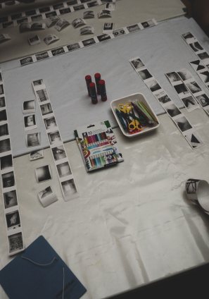 Imatge d'una taula plena de fotografies