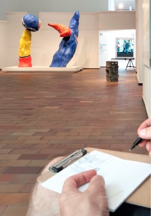 Persona dibuixant una escultura de Miró
