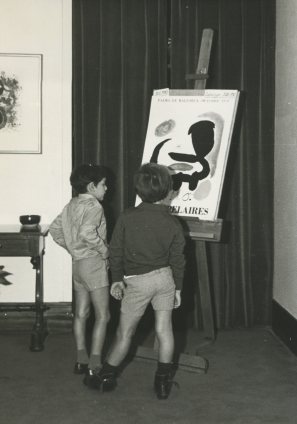 Fotografia de dos infants mirant el cartell de la primera exposició de Joan Miró a Mallorca l’any 1970, a la Sala Pelaires. 
