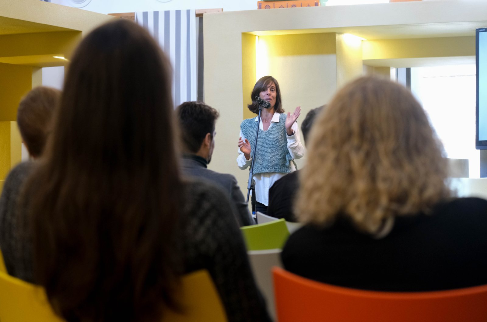 Cristina Arroyo dando la bienvenida a los asistentes al encuentro.