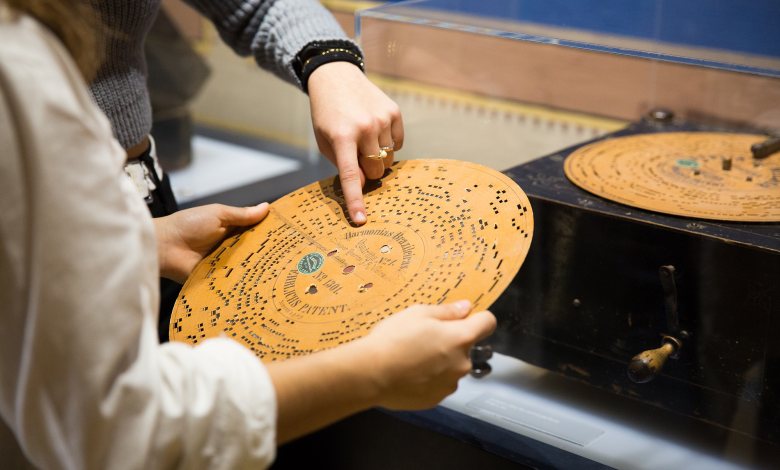 Persona observant un disc perforat per orguenet ﻿