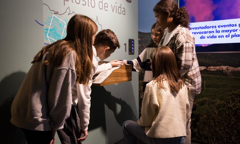 Persones tocant una maqueta