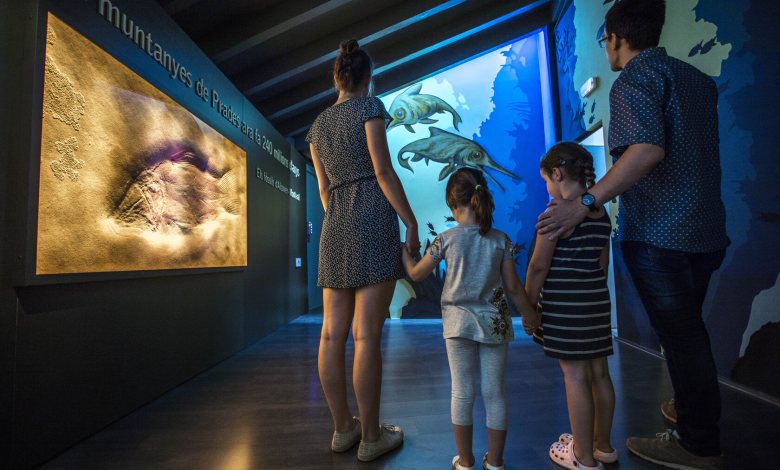 Família visitant el Museu