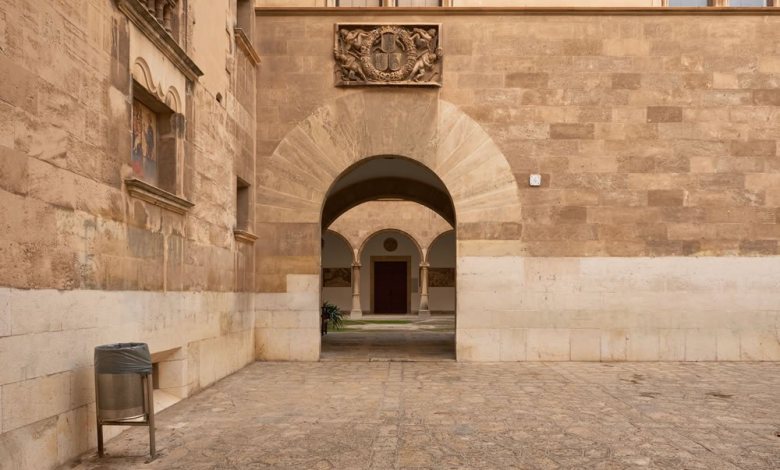 Façana entrada edifici Estudi General Lul·lià