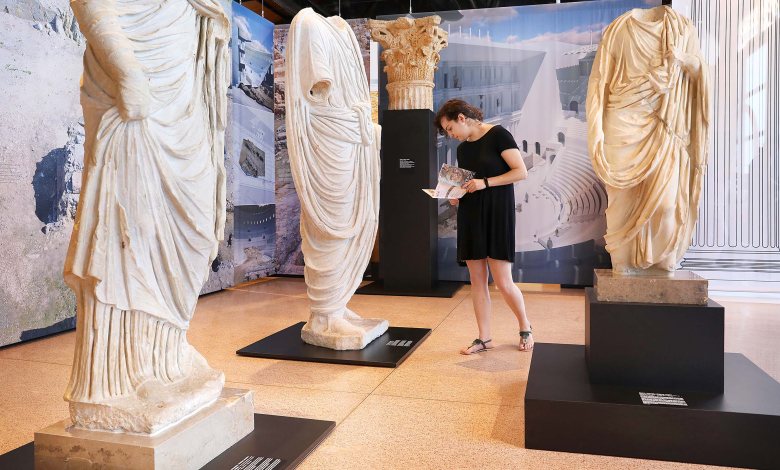 Persona mirant una escultura