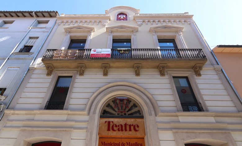 Exterior del Teatre Municipal de Manlleu