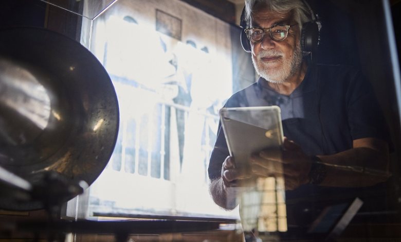 Persona escoltant l'audioguia