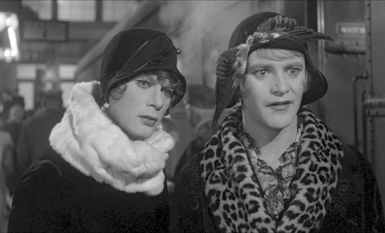 Fotograma del film "CON FALDAS Y A LO LOCO"