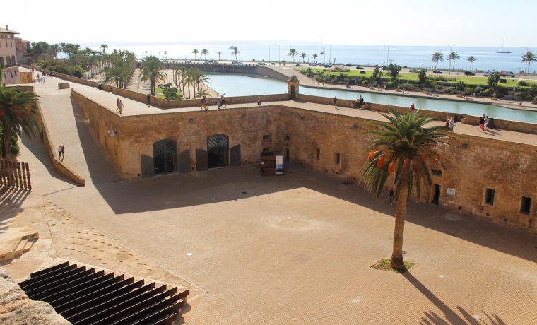 El museu està ubicat a les antigues murades de la ciutat. 