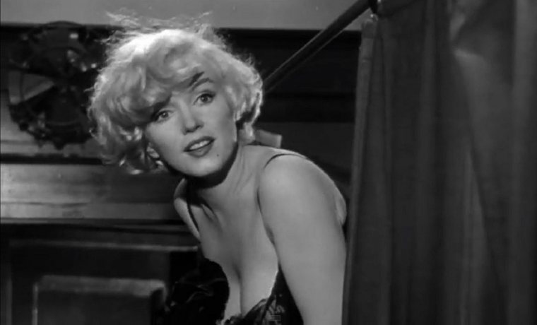 Fotograma del film "CON FALDAS Y A LO LOCO"