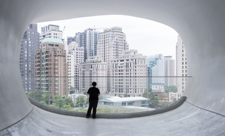 Conocido mundialmente por su estética cavernosa, el Teatro Nacional de Taiwan es uno de los múltiples espacios que el holandés Iwan Baan capturó con su cámara.  Considerado como uno de los principales fotógrafos de arquitectura en la actualidad, el Museo ICO recoge por primera vez una exhaustiva retrospectiva sobre su trabajo a través de una amplia selección de proyectos realizados durante los últimos 20 años. 