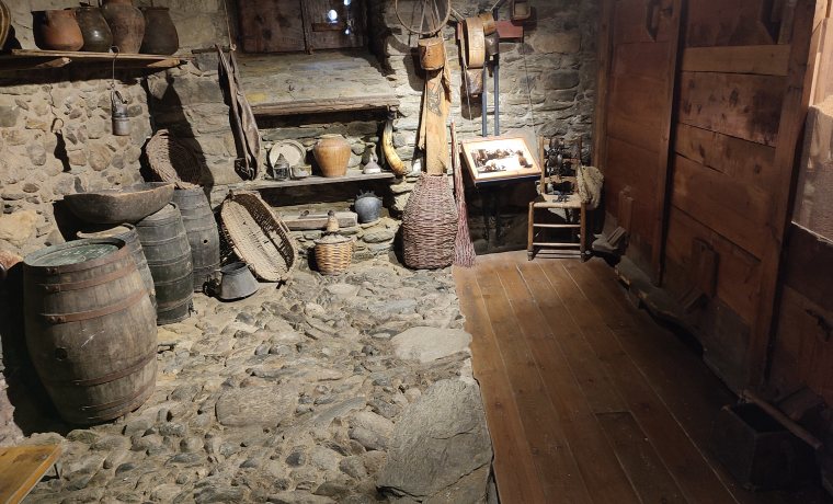 Planta baixa i rebost de Casa Gassia amb les tupines, les tones, el bot, els graners i altres eines i objectes de pastor
