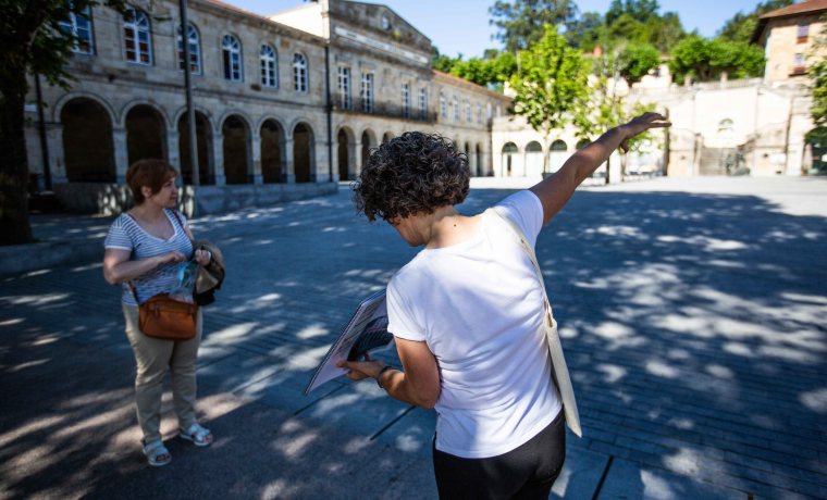 Bi pertsona agertzen dira Gernikako Pasilekuan: bata azalpenak ematen eta babeslekua adierazten eta bestea azalpena entzuten.