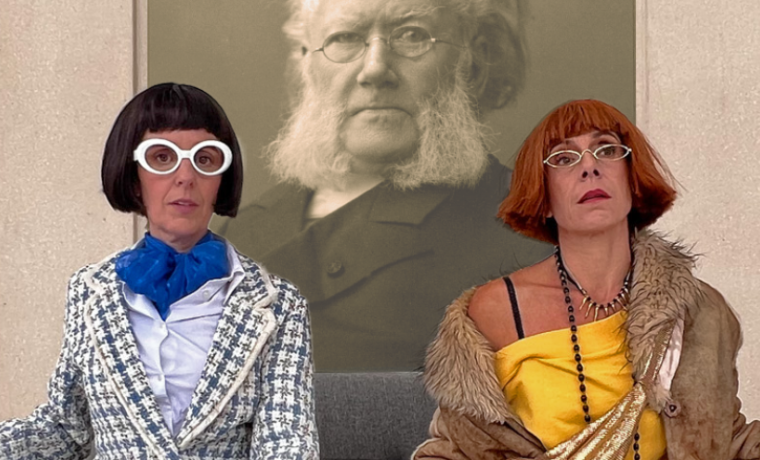 Fotografia de les dues actrius protagonistes, caracteritzades com a dues dels seus personatges, que seuen a un sofà d'esquenes a un retrat d'Henrik Ibsen penjat a la paret