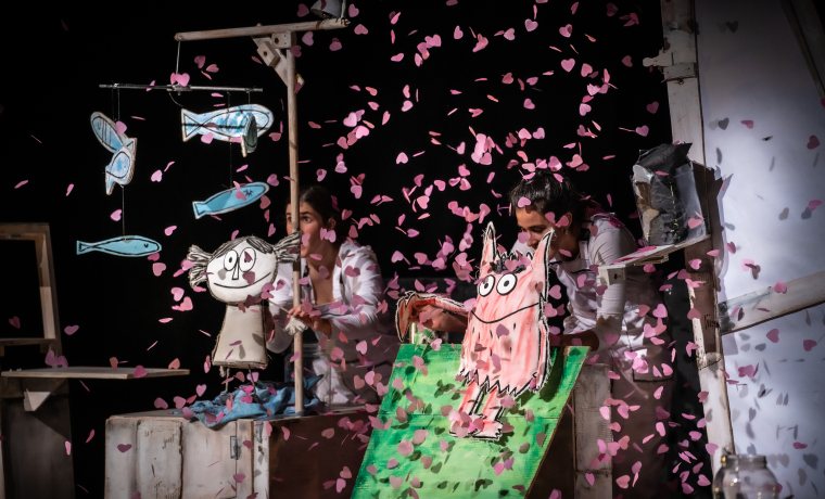 Escena del espectáculo de títeres El monstruo de colores