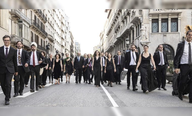 Músics de Vespres d'Arnadí caminant per un carrer