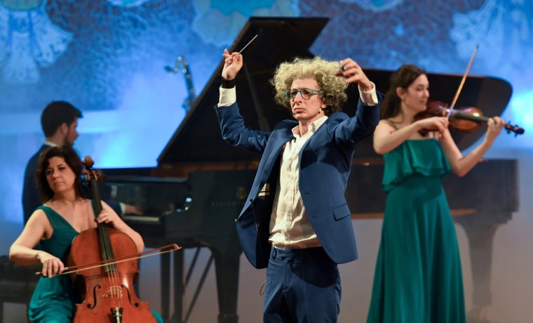 Eduard Iniesta caracteritzat com a Beethoven i acompanyat d'altres músics