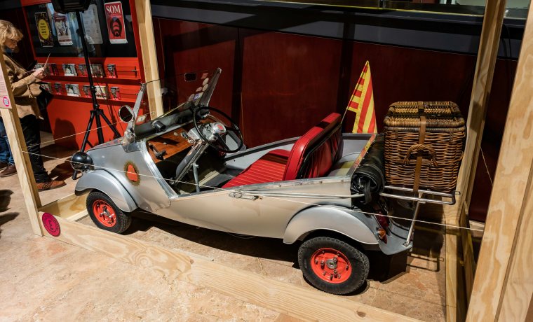 La fotografia mostra un biscuter a l'exposició