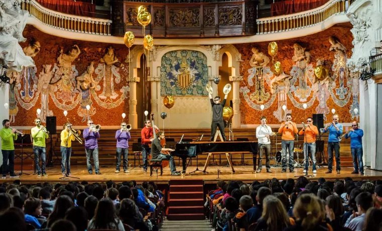 Músics de l'espectacle a l'escenari del Palau