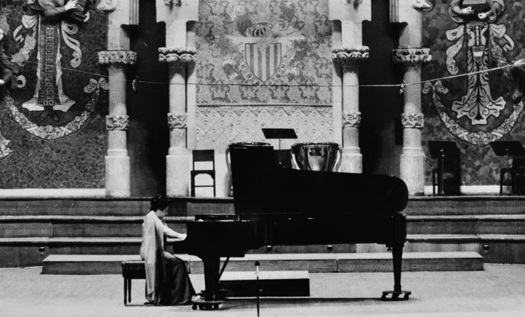 Alicia de Larrocha tocant el piano a l'escenari del Palau de la Música Catalana