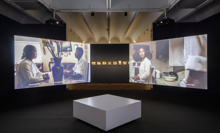 Sala amb dues pantalles i projeccions 