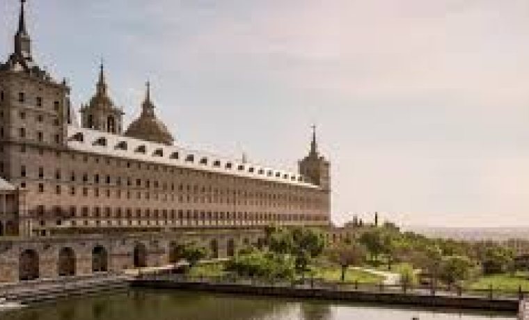 Imagen fachada trasera y jardines Monasterio del Escorial