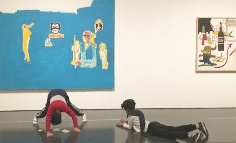 imatge de dos nens a les sales de la Col.lecció durant l'activitat