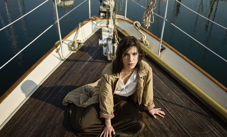 Fotografia de l'actriu protagonista, Bruna Cusí, a dalt del vaixell de Proactiva Open Arms