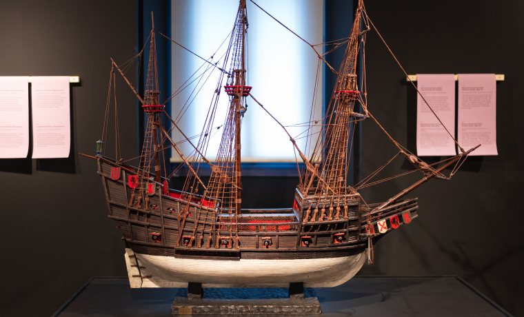 Barco llamado nao, usado para navegar por el océano PacífioO