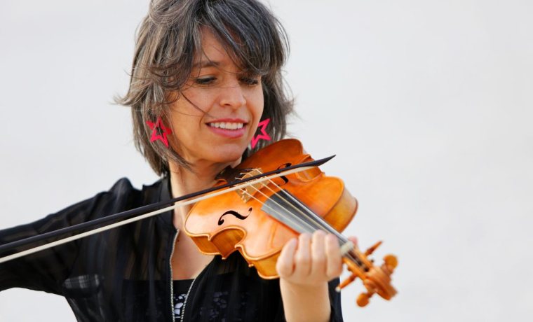 Imatge d'Amandine Beyer, violí solista i directora del concert