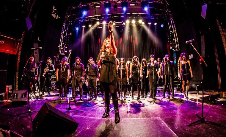 Rebeca Rods y Black Light Gospel Choir