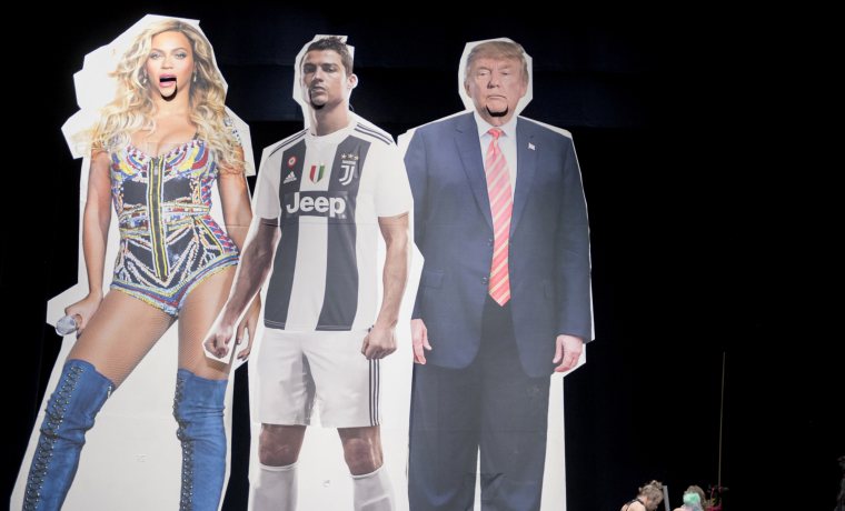 Imatge de l'espectacle. Es veuen les reproduccions gegants de Beyoncé, Cristiano Ronaldo i Donald Trump